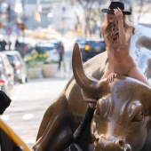 Chica desnuda organizó una sesión de fotos con un toro justo en Wall Street