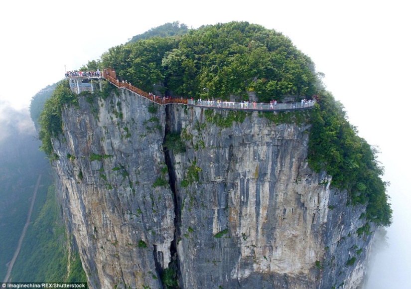 China ha abierto un nuevo puente de cristal sobre el abismo, que no todos se atreverán a cruzar