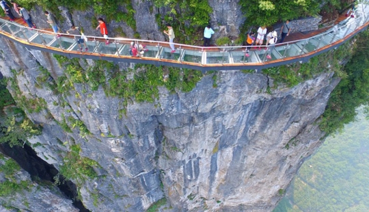 China ha abierto un nuevo puente de cristal sobre el abismo, que no todos se atreverán a cruzar