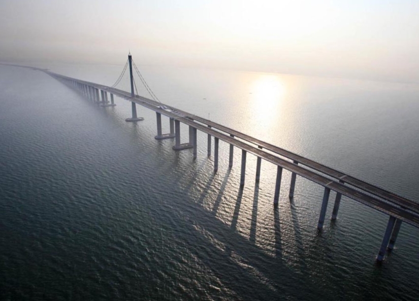 ​China has built the world's longest sea bridge