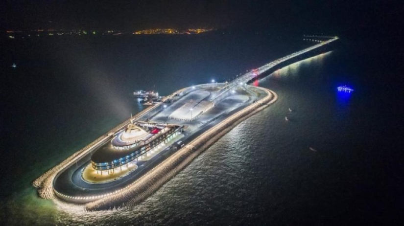 ​China has built the world's longest sea bridge