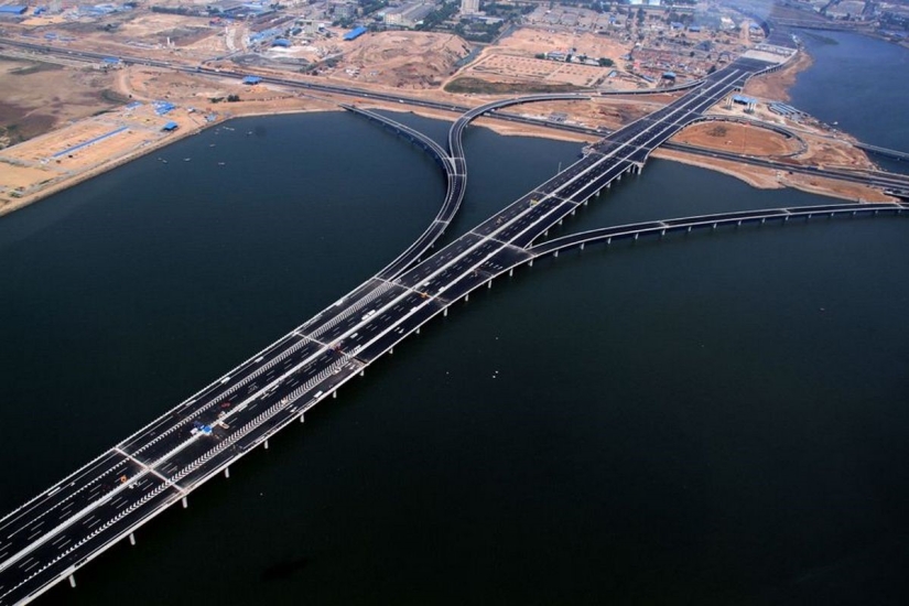 ​China has built the world's longest sea bridge