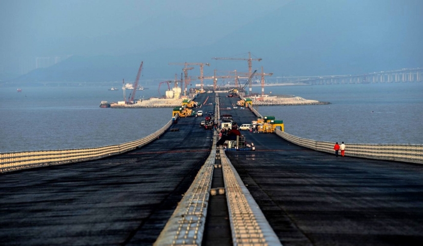 ​China has built the world's longest sea bridge