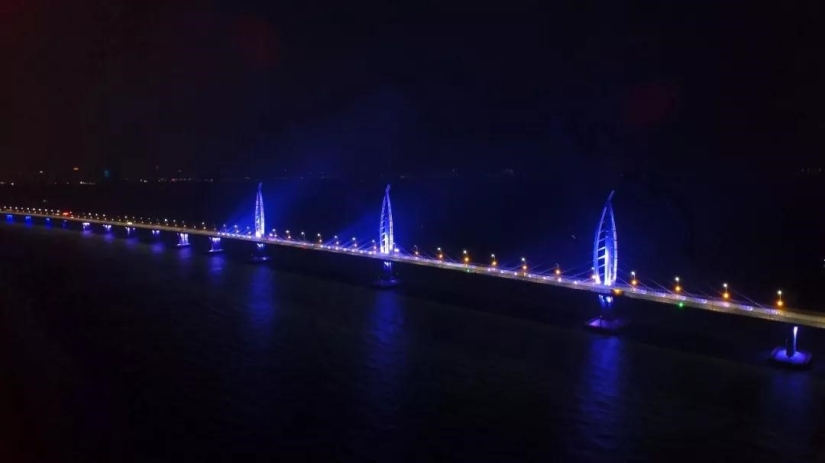 ​China has built the world's longest sea bridge