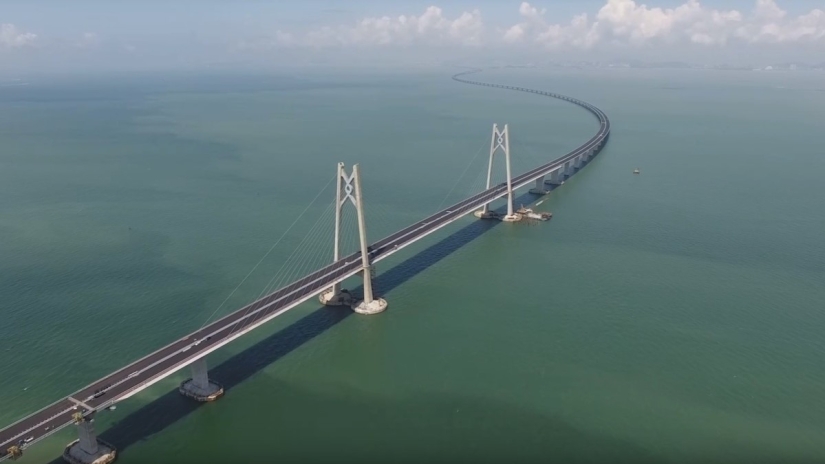 ​China has built the world's longest sea bridge