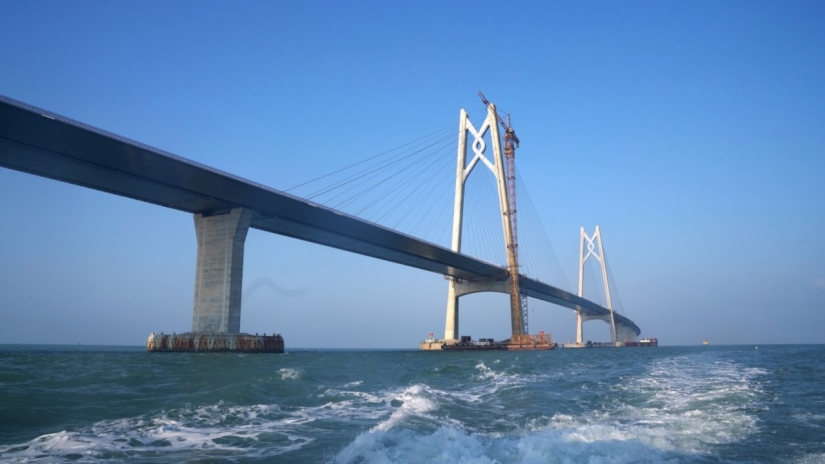 ​China has built the world's longest sea bridge