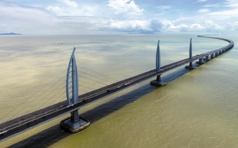 ​China has built the world's longest sea bridge