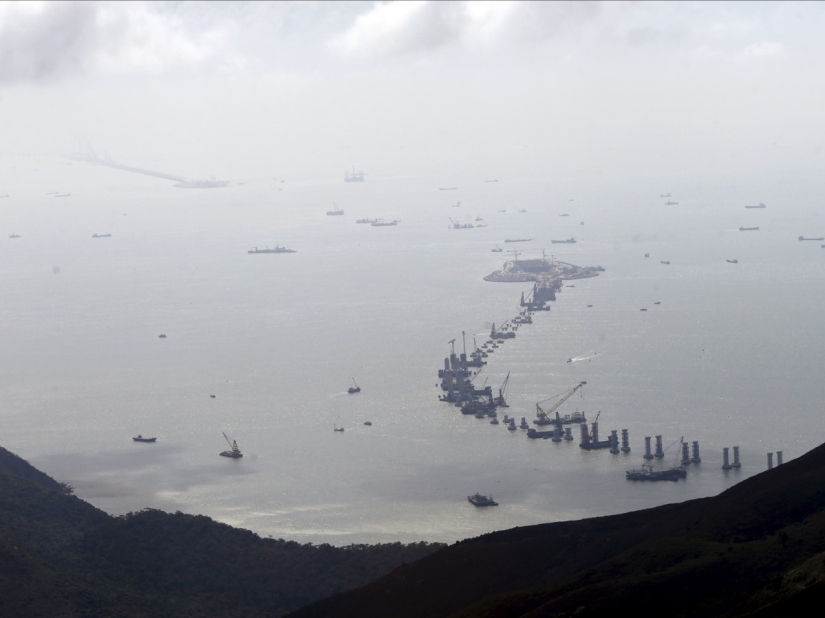 ​China has built the world's longest sea bridge