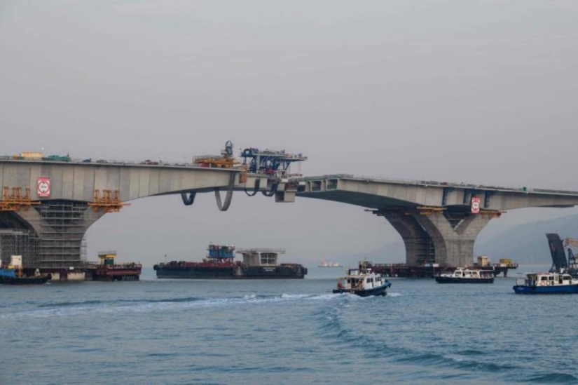 ​China has built the world's longest sea bridge