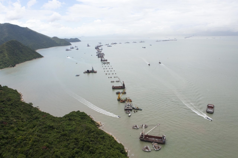 ​China has built the world's longest sea bridge