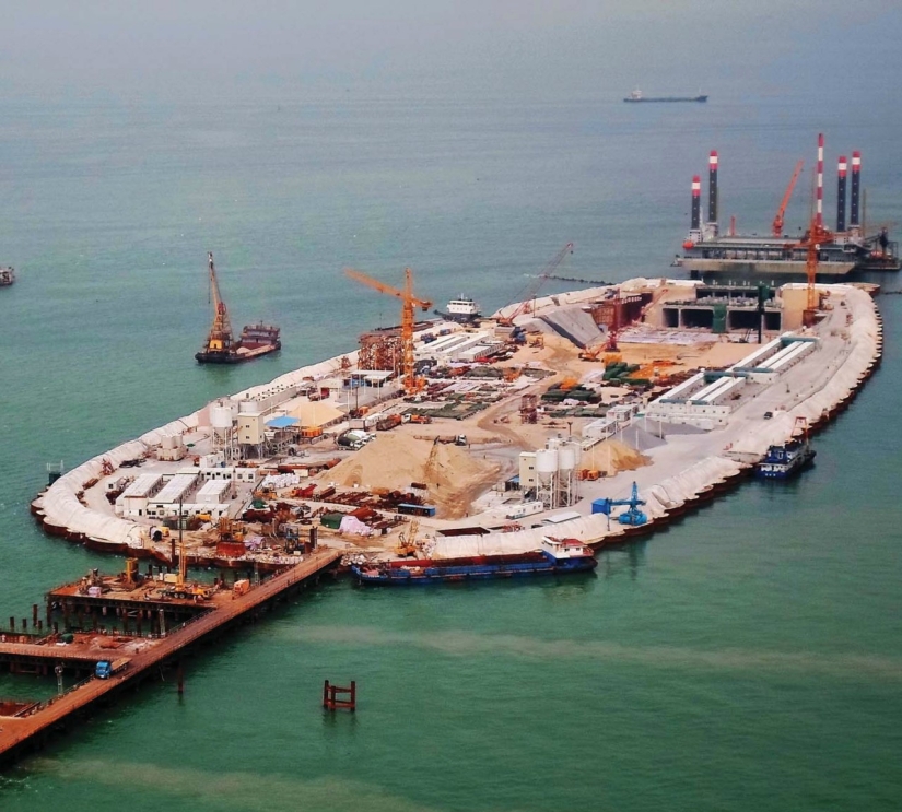​China has built the world's longest sea bridge
