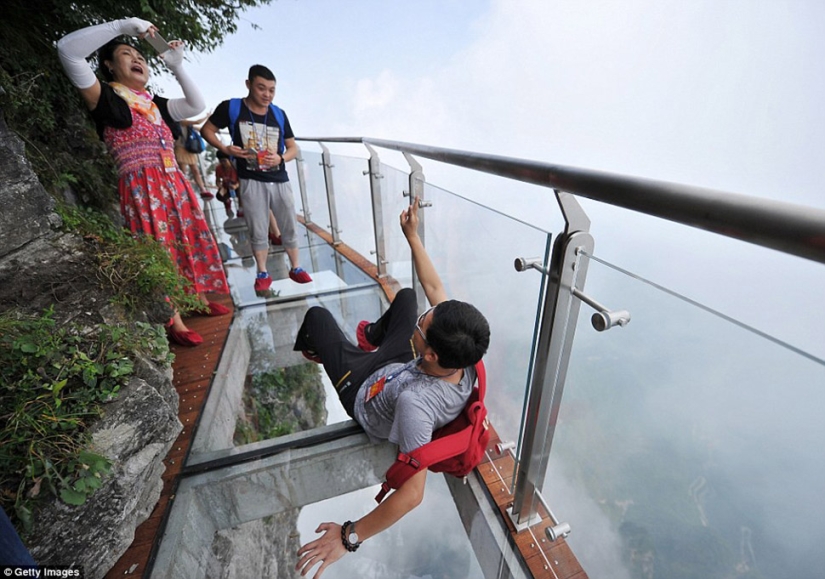 China has opened a new glass bridge over the abyss, which not everyone will dare to cross