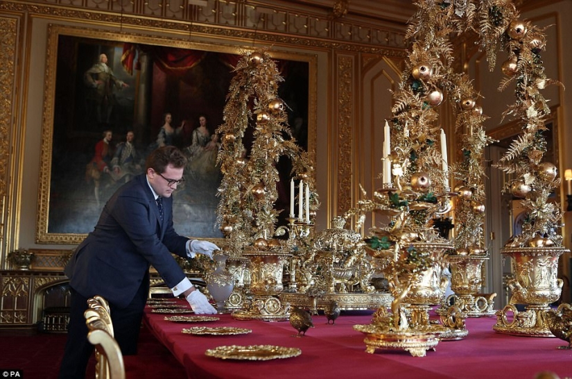 Christmas royally: Elizabeth II's castle was decorated for the holiday