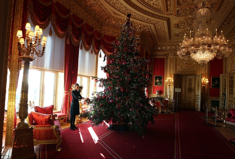 Christmas royally: Elizabeth II's castle was decorated for the holiday
