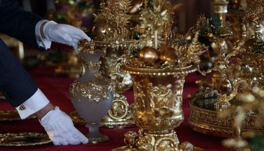 Christmas royally: Elizabeth II's castle was decorated for the holiday