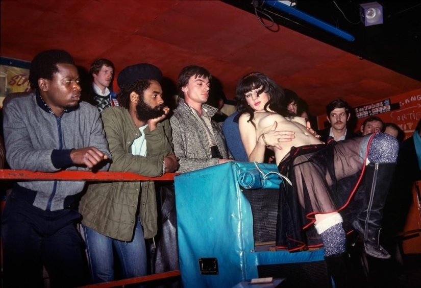Clubes de striptease del distrito de Pigalle , el fondo caliente de París en la década de 1970