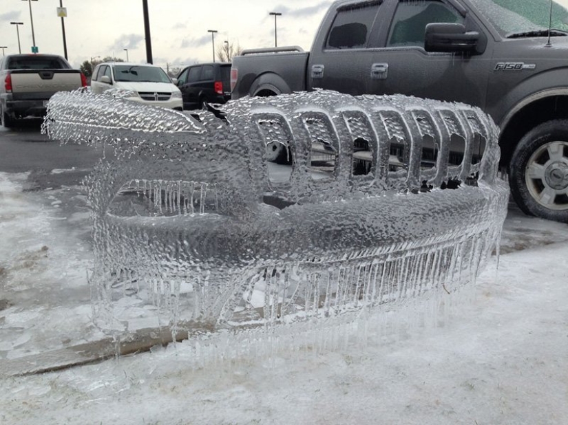 Cómo el invierno convierte los coches en obras de arte