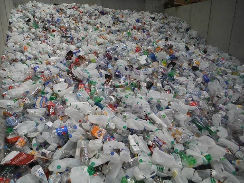 Cómo en Gran Bretaña la basura de las botellas de plástico se convierte en carreteras súper fuertes