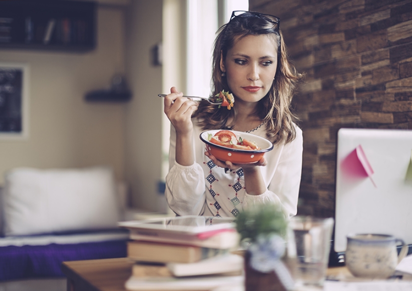 Cómo engañar a tu apetito: las mejores formas de combatir los bocadillos y comer en exceso