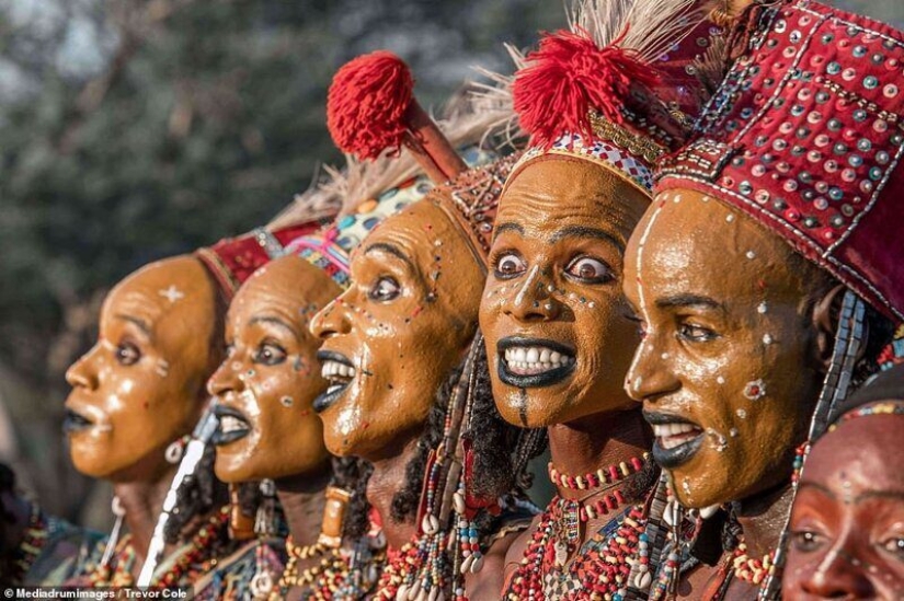¿Cómo es un concurso de belleza entre los hombres de la tribu de los wodaabe, que juzgar a los adolescentes