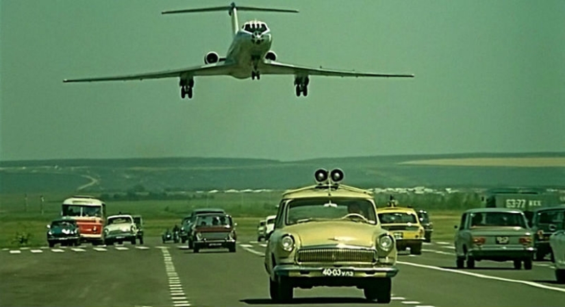 Cómo filmaron el truco más peligroso de aterrizar un avión en una carretera en "Las increíbles aventuras de los italianos en Rusia"