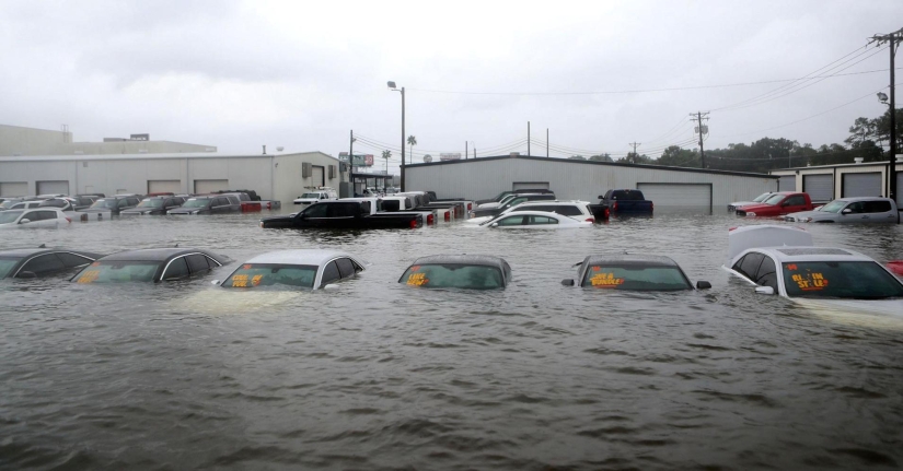 Cómo lidian los estadounidenses con los autos ahogados después del huracán Harvey