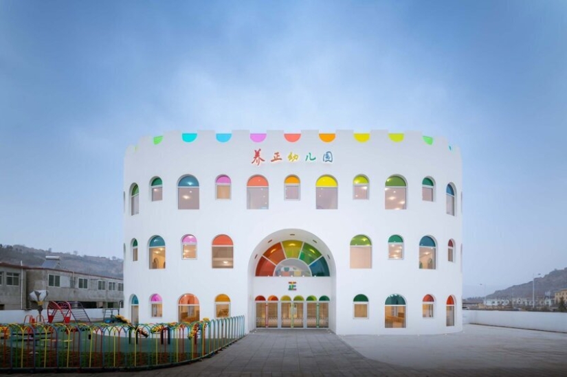 Cómo se ve el jardín de infantes más hermoso en forma de pastel de caleidoscopio