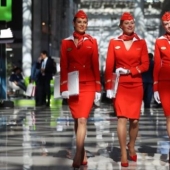 ¿Cómo se ve el uniforme de los asistentes de vuelo en diferentes aerolíneas?