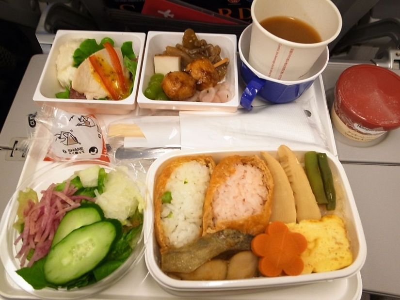 Cómo se ve la comida a bordo de un avión en 15 aerolíneas