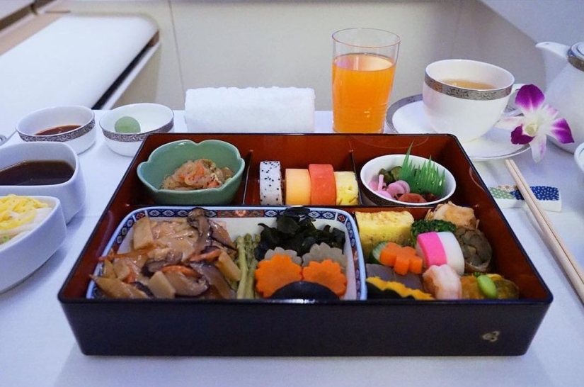 Cómo se ve la comida a bordo de un avión en 15 aerolíneas