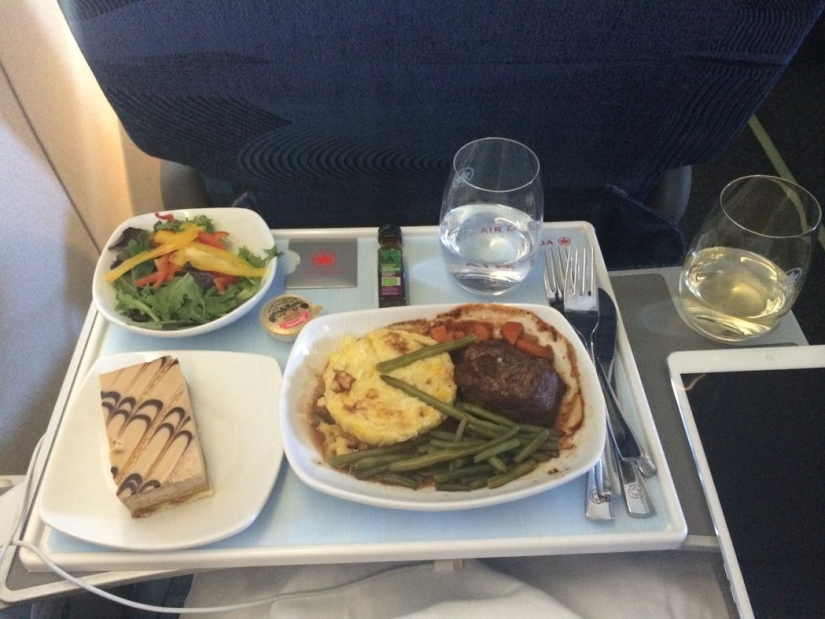 Cómo se ve la comida a bordo de un avión en 15 aerolíneas