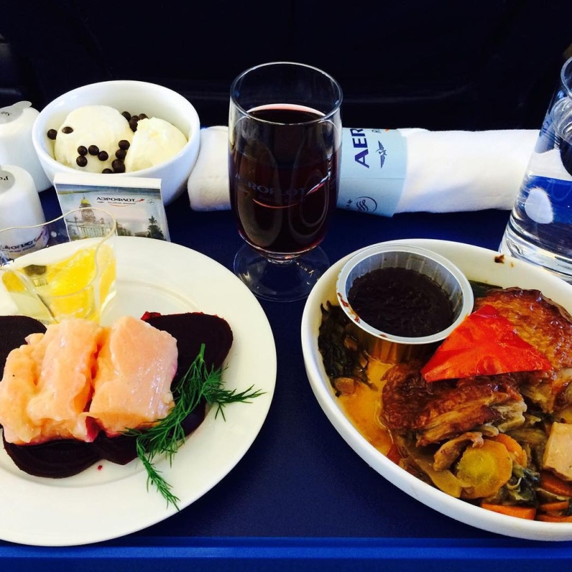 Cómo se ve la comida a bordo de un avión en 15 aerolíneas