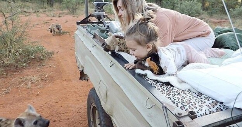 Cómo un bebé de 2 años se hizo amigo de hienas salvajes