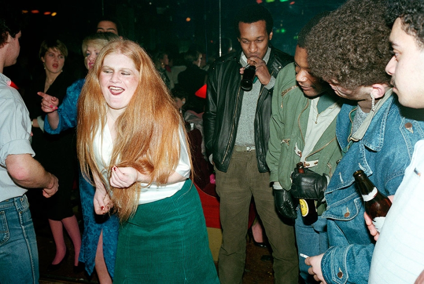 Cómo un fotógrafo irlandés buscaba el amor en los clubes nocturnos de la década de 1980
