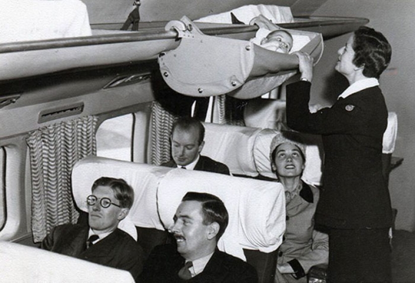 Cómo viajaban los niños a bordo de un avión en la década de 1950