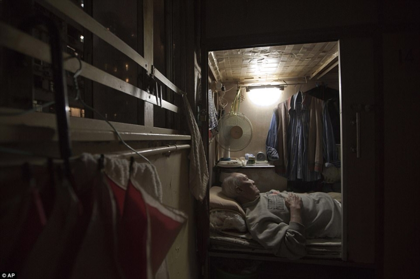 Cómo vive la gente en Hong Kong coffin apartments