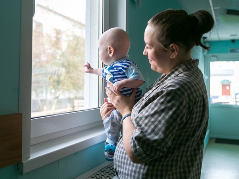 Cómo viven los niños recién nacidos de los presos en los EE.UU. y Rusia