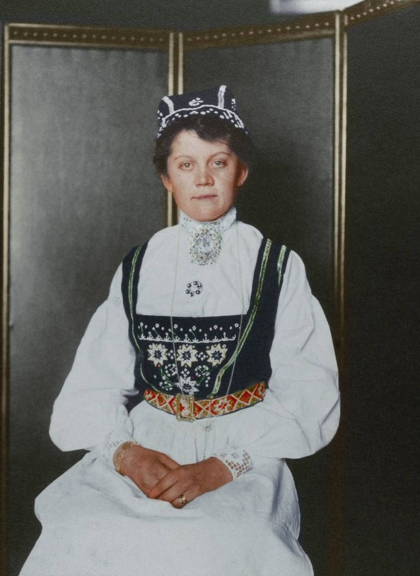 Color centennial photographs of immigrants who arrived in the United States reveal the contrast of cultures