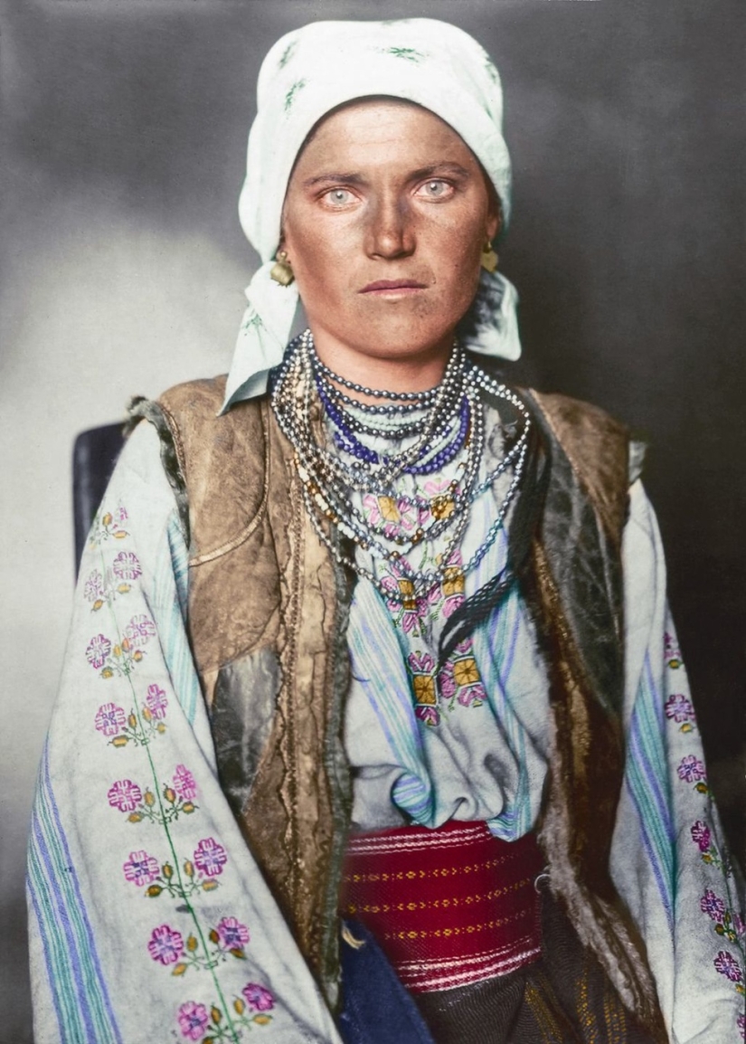 Color centennial photographs of immigrants who arrived in the United States reveal the contrast of cultures