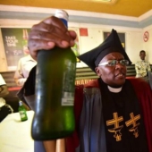 Comer, orar, beber: se ha abierto una iglesia en Sudáfrica donde es necesario beber durante el servicio