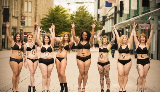 Complete happiness: these girls have recovered and share the joy of being a crumpet