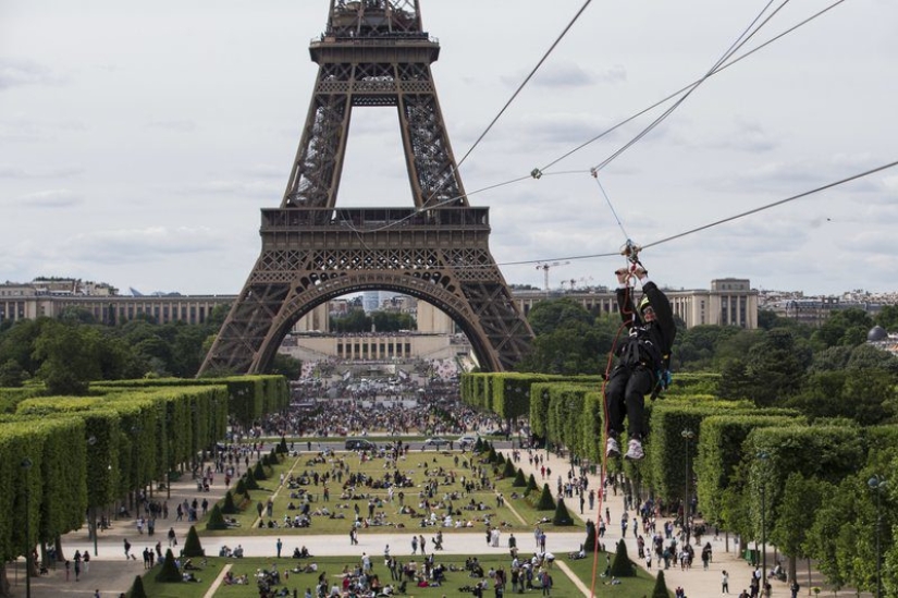 Con una brisa: en París, puede montar en tirolesa desde la Torre Eiffel
