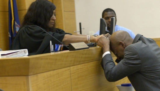 Condenado por cargos falsos fue absuelto después de 27 años Condenado por cargos falsos fue absuelto después de 27 años