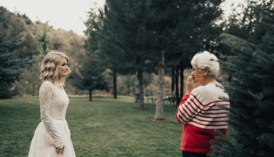 Conmovida hasta las lágrimas: la nieta se puso el vestido de su abuela para la boda, que tiene más de medio siglo