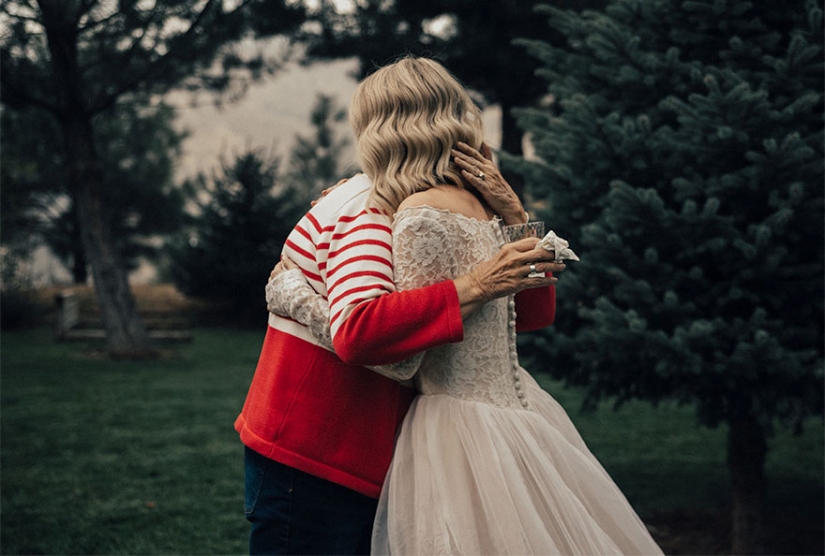 Conmovida hasta las lágrimas: la nieta se puso el vestido de su abuela para la boda, que tiene más de medio siglo