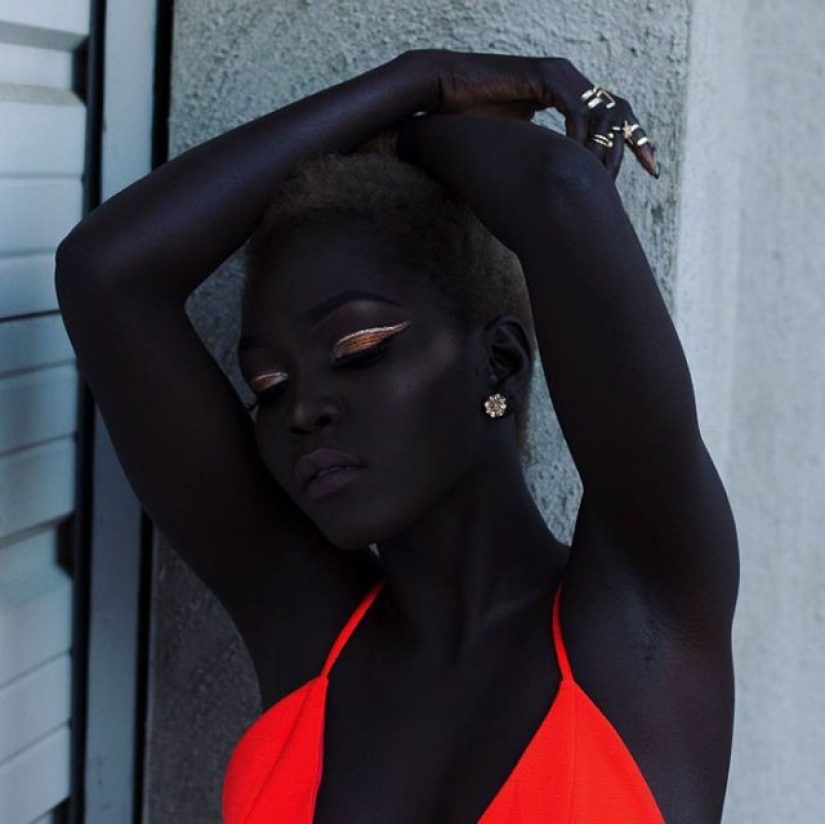 Conoce a la "Reina de la Oscuridad" - la modelo con la piel más oscura