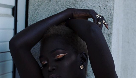 Conoce a la "Reina de la Oscuridad" - la modelo con la piel más oscura