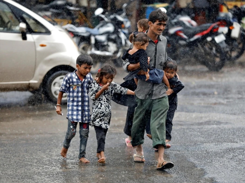 Contrast India: real everyday life of the country