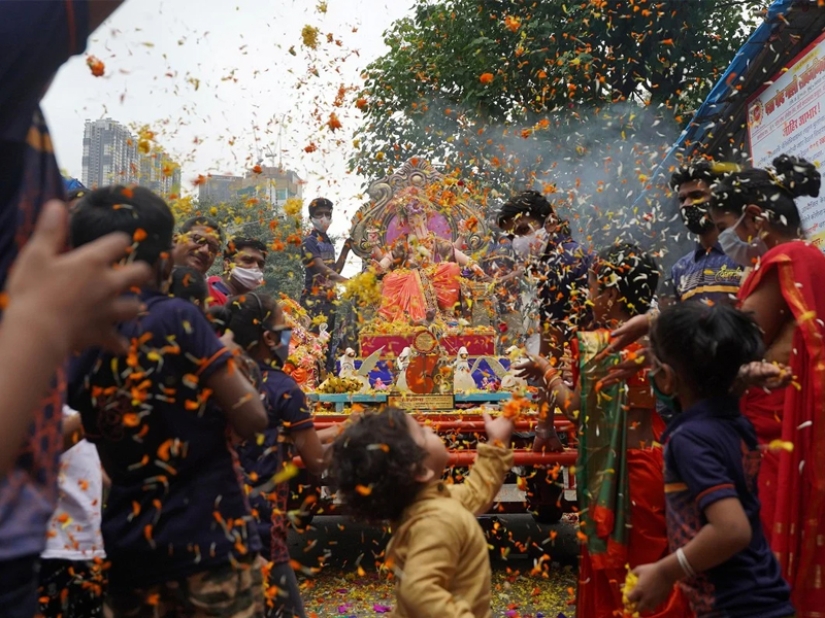 Contrast India: real everyday life of the country