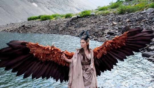 Cosplay 80 level: she has created moving wings like Maleficent